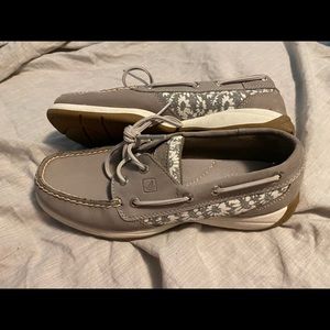 Grey sunflower Sperry’s size 7 like new!